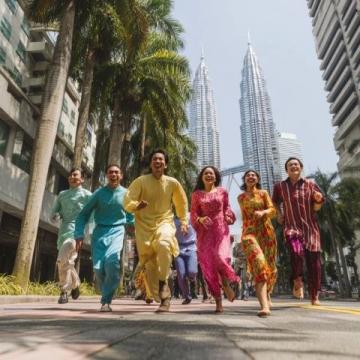 今年五一旅游市场火爆出乎意料国内外景点人潮涌动