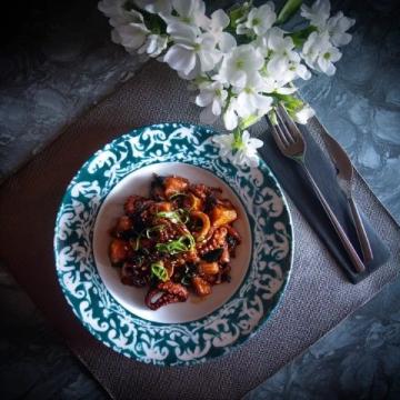 夏季美味佳肴：蒜香爆炒金针菇花甲螺