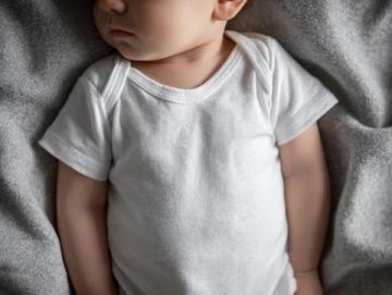 婴幼儿睡眠安全全攻略:床垫选择、睡姿调整与环境打造(必看!)