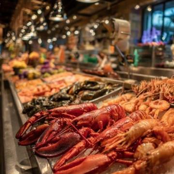 青岛:以新鲜海鲜和地方特色小吃著称的海滨城市