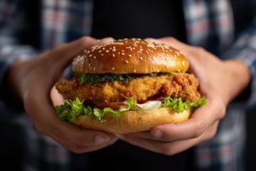 色彩丰富的酥脆炸鸡堡,外酥里嫩美味十足