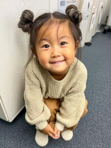 谢浩男妈妈许健华成功回归,带小女儿上学,还展示厨房神器