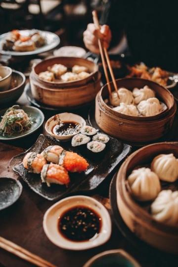 介绍中国传统美食的英语作文(以下是一些中国各地的传统美食介绍)