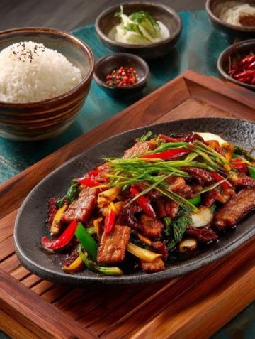 青椒炒肉:一碟镬气蒸腾的人间烟火, 满足你的味觉记忆与情感共鸣