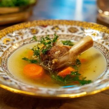 清晨五点的乡村美味:奶奶亲手制作葱油饼与羊棒骨汤