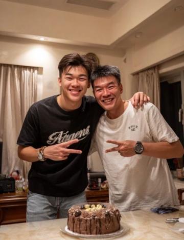 陆毅携家人回哈尔滨老家探亲