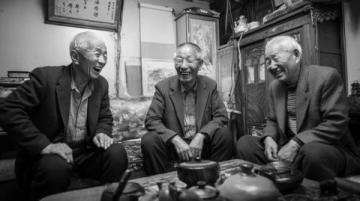 我与爱人同窗的老友,相识三十年情谊长