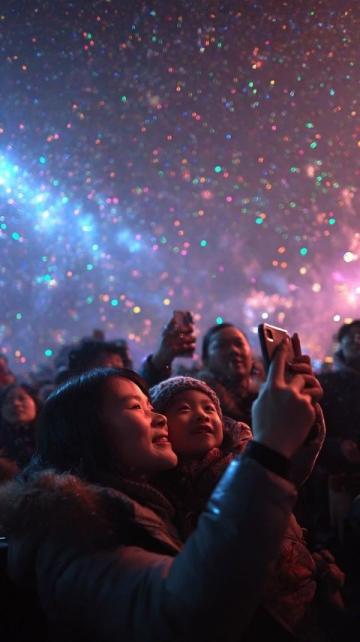 
千里归乡路：金华儿子春节遇堵，父母深夜守候盼团圆