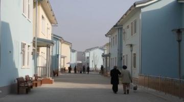 河南郑州小区内租户室内用碳烤导致邻居激愣