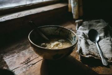 清晨五点的乡村美味:奶奶亲手制作葱油饼与羊棒骨汤