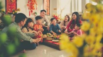 枣红桌布下的温馨时刻:一家三代的情感交织与彩礼的故事