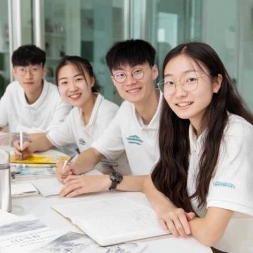 高铁之旅:小黄人研学团趣味学习铁路安全知识