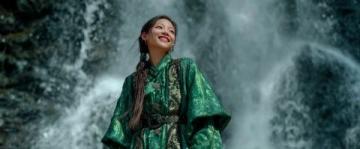 土家少女漫步织锦路,编织岁月精彩人生