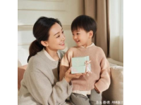 田亮叶一茜带儿女重庆吃小吃，森蝶长高变大姑娘了！一家四口超幸福