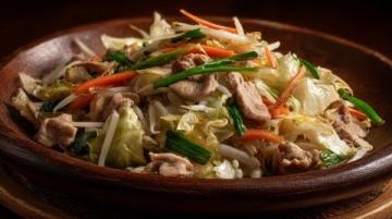 家常美食牛肉炒米粉，简单几步，香辣可口，上桌就被抢光光！