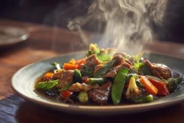 家常焖茄子：猪肉与小白菜的完美结合