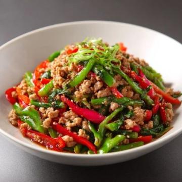 家常美味：芹菜炒牛肉，营养丰富口感绝佳