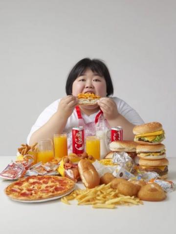 留学生回国后的报复性饮食,是一种普遍存在的现象,它不仅仅是简单的吃得多