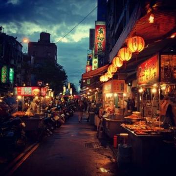 青岛夏夜狂欢：台东步行街啤酒节点燃夜经济热情