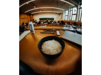 在快节奏高压时代，大学角色超越传统知识殿堂
