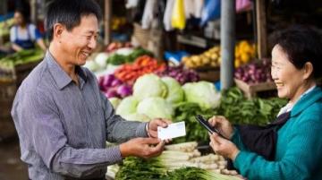 山东枣庄惊现英语达人:58岁阿姨菜市场流利介绍辣椒