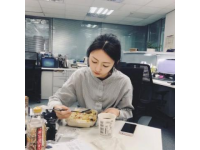 家人们，快来吃瓜！就在昨天，关晓彤在社交平台上分享了妈妈为她做的减脂餐