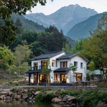 高黎贡山脚下,四休温泉酒店静谧藏匿于半山腰