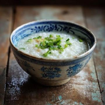 夏日清爽午餐:米粥配小炒,家的味道尽在这一碗
