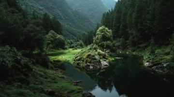 成都周边热门景区攻略：自然风光和人文景观。