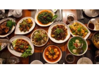 美国教授品尝中国美食，感叹西方菜不及