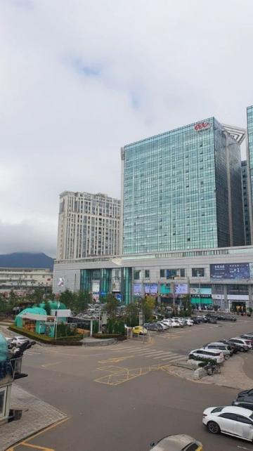 深圳东部华侨城：刺激乐园与温泉酒店的完美结合之旅