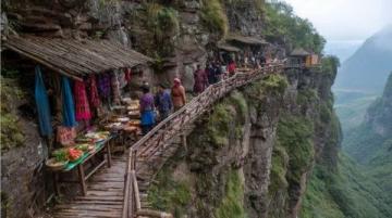 裂隙中的天堂甘泉旅拍记甘泉大峡谷（通常指陕西延安甘泉县的雨岔大峡谷）是一处